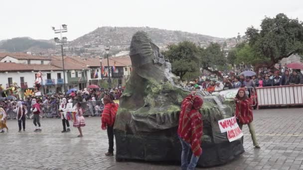 クスコ ペルー 2019 クスコの市内中心部の広場市長の周りのストリートカーニバルのカラフルな服装でダンスや音楽を行っている先住民の人々 — ストック動画