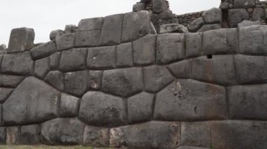 Cuzco, Peru - 06 16 2019: Peru 'da popüler bir seyahat merkezi olan Cusco, Peru' daki İnka Sacsayhuaman Kalesi 'nin tarihi taş duvarlarının ustaca inşa edilmesi