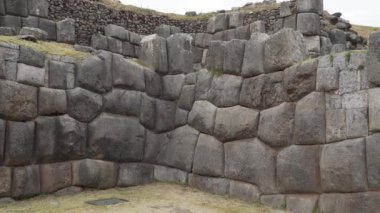 Cuzco, Peru - 06 16 2019: Peru 'da popüler bir seyahat merkezi olan Cusco, Peru' daki İnka Sacsayhuaman Kalesi 'nin tarihi taş duvarlarının ustaca inşa edilmesi