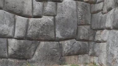 Cuzco, Peru - 06 16 2019: Peru 'da popüler bir seyahat merkezi olan Cusco, Peru' daki İnka Sacsayhuaman Kalesi 'nin tarihi taş duvarlarının ustaca inşa edilmesi