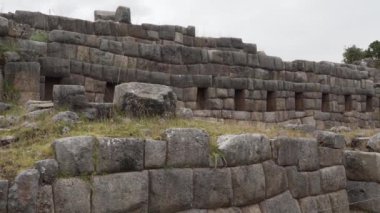 Cuzco, Peru - 06 16 2019: Peru 'da popüler bir seyahat merkezi olan Cusco, Peru' daki İnka Sacsayhuaman Kalesi 'nin tarihi taş duvarlarının ustaca inşa edilmesi