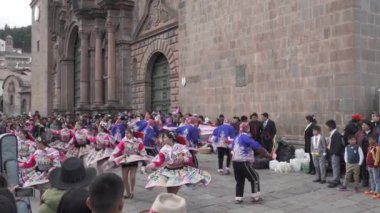 Cuzco, Peru - 06 16 2019: Cuzco şehir merkezindeki Plaza Belediye Başkanı 'nın etrafındaki İnti Raimy Festivali' nde renkli giysiler içinde dans ve müzik yapan yerli halk.