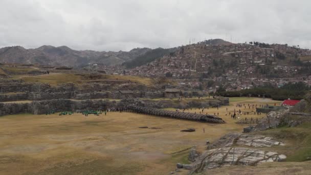 クスコ ペルー 2019 クスコの古代サシュワマンの要塞の遺跡でレイミ祭の伝統的なパフォーマンスの前にリハーサル — ストック動画