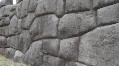 Cuzco, Peru - 06 16 2019: Peru 'da popüler bir seyahat merkezi olan Cusco, Peru' daki İnka Sacsayhuaman Kalesi 'nin tarihi taş duvarlarının ustaca inşa edilmesi