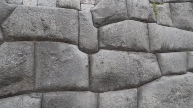 Cuzco, Peru - 06 16 2019: Peru 'da popüler bir seyahat merkezi olan Cusco, Peru' daki İnka Sacsayhuaman Kalesi 'nin tarihi taş duvarlarının ustaca inşa edilmesi