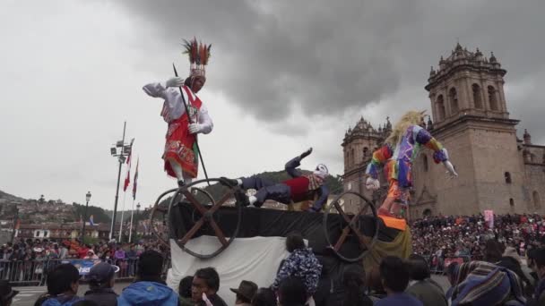 2019年秘鲁库斯科 6月16日 土著人民在库斯科市中心市长广场周围的Inti Raimy音乐节的街头狂欢节上表演五彩缤纷的舞蹈和音乐 — 图库视频影像