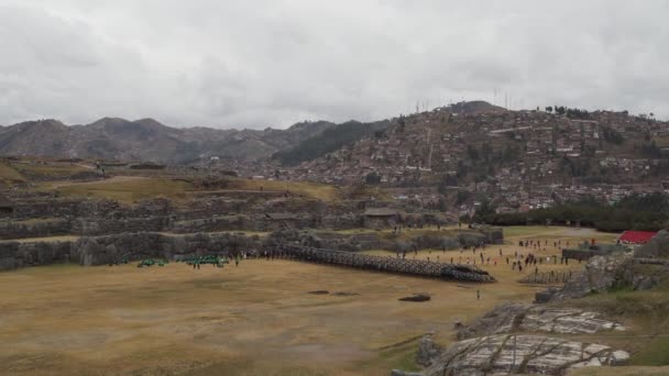 クスコ ペルー 2019 クスコの古代サシュワマンの要塞の遺跡でレイミ祭の伝統的なパフォーマンスの前にリハーサル — ストック動画