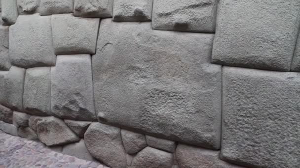 クスコ ペルー 2019 ピエドラ ドゥス アンゴスは クスコの市街の中心部にある古代の壁の芸術的な石造りの12の側面の石です — ストック動画