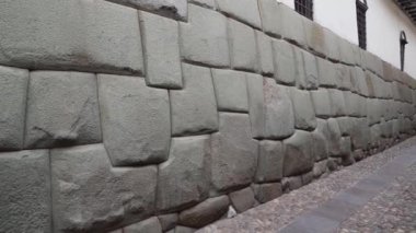 Cuzco, Peru - 06 16 2019: La Piedra de Los Doce Angulos, Cuzco şehir merkezindeki antik bir duvarda bulunan 12 köşeli ve açılı ünlü bir taştır..
