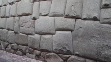 Cuzco, Peru - 06 16 2019: La Piedra de Los Doce Angulos, Cuzco şehir merkezindeki antik bir duvarda bulunan 12 köşeli ve açılı ünlü bir taştır..