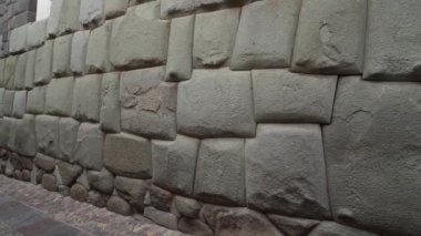 Cuzco, Peru - 06 16 2019: La Piedra de Los Doce Angulos, Cuzco şehir merkezindeki antik bir duvarda bulunan 12 köşeli ve açılı ünlü bir taştır..
