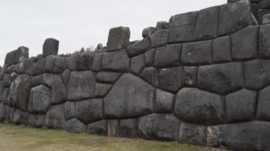 Cuzco, Peru - 06 16 2019: Peru 'da popüler bir seyahat merkezi olan Cusco, Peru' daki İnka Sacsayhuaman Kalesi 'nin tarihi taş duvarlarının ustaca inşa edilmesi