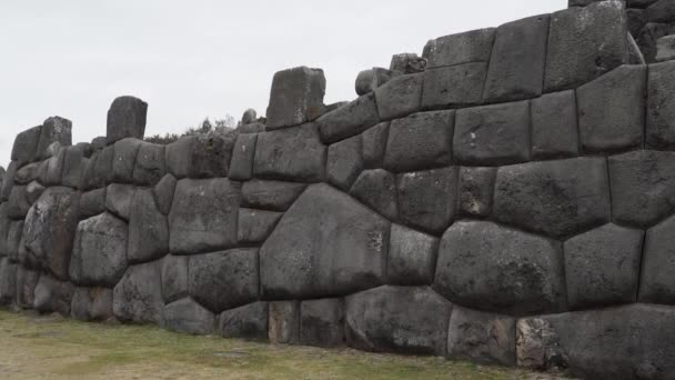 2019年6月16日 秘鲁库斯科 秘鲁库斯科市Inca Sacsayhuaman城堡历史石墙的巧妙石工建筑 库斯科是秘鲁最受欢迎的旅游胜地 — 图库视频影像