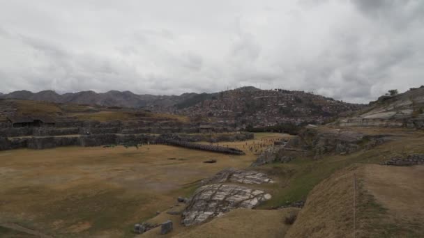 クスコ ペルー 2019 ペルーのクスコのインカサシュワマン城の歴史的な石の壁の芸術的な石造り ペルーで人気の旅行先 — ストック動画