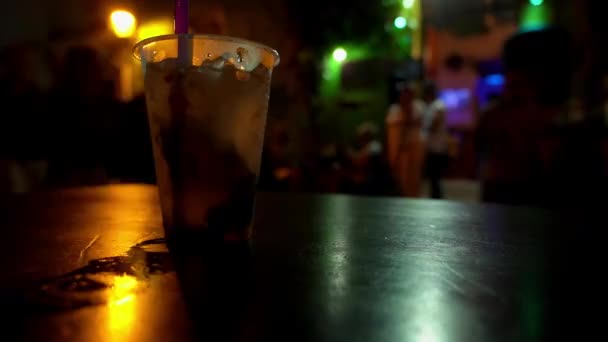 在卡塔赫纳历史名城盖特马尼的街道上 一个节日的夜晚 冰镇的卡皮林哈鸡尾酒饮料站在一张木制桌子上 — 图库视频影像