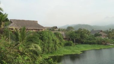 Dalgalar, Kolombiya 'daki Sierra Nevada de Santa Marta' daki Atlantik Okyanusu 'nun tropikal kıyısı boyunca Tayrona Ulusal Parkı yakınlarındaki beyaz kumsala çarpıyor..