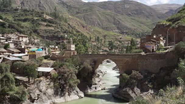 一个风景如画的小山村 坐落在一条绿松石碧水的湍急小河边的深谷中 沿着秘鲁安第斯山脉的白线 — 图库视频影像