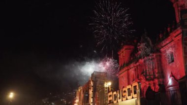Cuzco, Peru - 06 17 2019: Cuzco 'nun tarihi şehir merkezinde gece vakti düzenlenen İnti Raimy festivalinde sokak karnavalı ve müzik festivali.