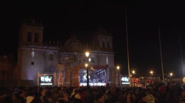 Cuzco, Peru - 06 17 2019: Cuzco 'nun tarihi şehir merkezinde gece vakti düzenlenen İnti Raimy festivalinde sokak karnavalı ve müzik festivali.