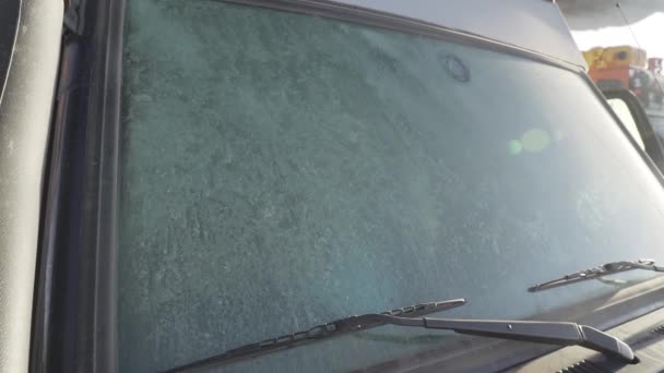 車の窓は完全に凍りつき ボリビアのアンデス山脈のアルティプラーノのラグーンルートに沿って氷でいっぱいです — ストック動画