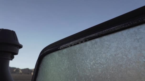 Παράθυρα Αυτοκινήτων Εντελώς Κατεψυγμένα Πάνω Και Γεμάτα Πάγο Κατά Μήκος — Αρχείο Βίντεο