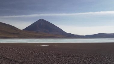 Licancabur volkanı yakınlarındaki kurak arazide laguna verde ve blanca And Dağları 'ndaki Altiplano' nun yüksek rakımında Bolivya 'nın yüksek dağlarında.