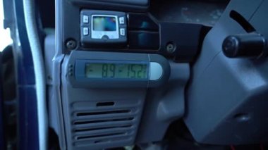 Dijital araba termometresi eksi derecelerde çok derin ve soğuk sıcaklıkları gösteriyor.