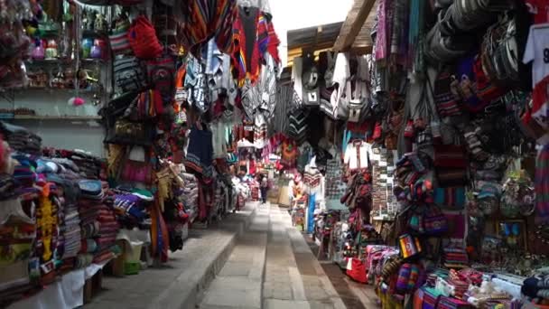 Aguas Calientes Peru 2023 Farbenfrohe Souvenirs Auf Einem Öffentlichen Kunsthandwerkermarkt — Stockvideo
