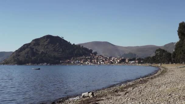 アンデス高地のコパカバーナ近くのティチカカ湖 — ストック動画