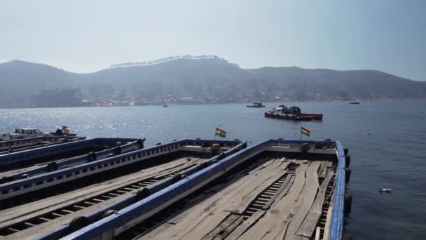 Barcaças Madeira Que Transportam Carros Ônibus Através Estreito Tiquina Lago — Vídeo de Stock
