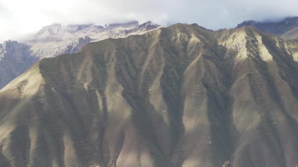 Солнце Облака Движутся Над Сложенными Горными Хребтами Большой Высоте Анд — стоковое видео