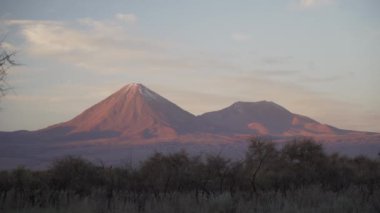 Gün batımında Şili 'nin kurak çölünde San Pedro de Atacama yakınlarında Licancabur volkanının zirvesi karla kaplıydı..