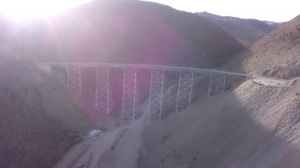 波沃里拉桥 Polvorilla Bridge 是一座受欢迎的高架铁路高架铁路 位于萨尔塔和安托法加斯塔之间 它是安第斯山脉的一座高耸的桥 — 图库视频影像