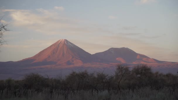 Snötäckta Bergstoppar Licancabur Vulkan Nära San Pedro Atacama Den Torra — Stockvideo