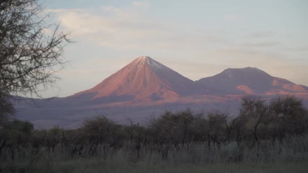 Pokryty Śniegiem Szczyt Wulkanu Licancabur Pobliżu San Pedro Atacama Suchej — Wideo stockowe
