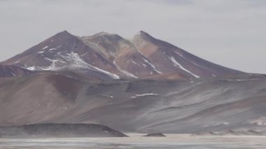 And Dağları 'ndaki Altiplano' nun güzel manzarası Paso Sico boyunca karla kaplı dağlar Şili 'deki San Pedro de Atacama ile Arjantin' deki Salta arasında..