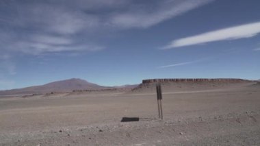 And Dağları 'ndaki Altiplano' nun güzel manzarası Paso Sico boyunca karla kaplı dağlar Şili 'deki San Pedro de Atacama ile Arjantin' deki Salta arasında..