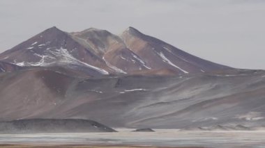 And Dağları 'ndaki Altiplano' nun güzel manzarası Paso Sico boyunca karla kaplı dağlar Şili 'deki San Pedro de Atacama ile Arjantin' deki Salta arasında..