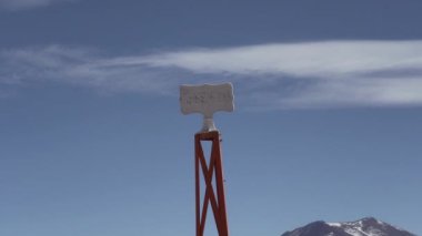 Şili ve Arjantin sınırındaki turuncu uzay çerçeveli metal yapı Paso Sico dağı boyunca Güney Amerika 'nın yüksek And Dağları' ndaki Altiplano çölünden geçer..
