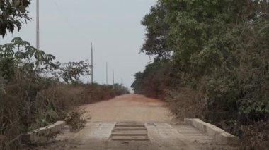 Tipik tehlikeli ahşap köprü Transpantaneira nehri boyunca Pantanal Bataklıkları 'ndan Porto Jofre, Mato Grosso, Brezilya' ya doğru geçiyor.