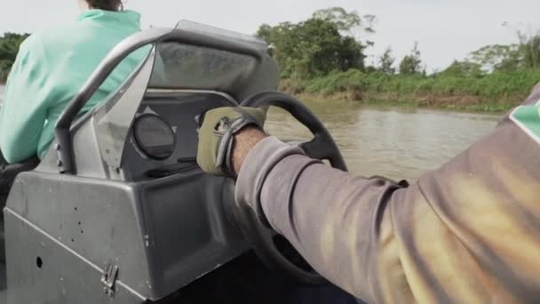 Hombre Irreconocible Dirigiendo Una Lancha Rápida Río Tropical Través Los — Vídeo de stock
