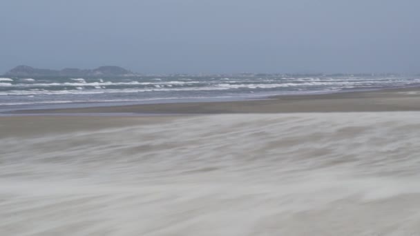 Wietrzny Piasek Białym Piasku Wzdłuż Wybrzeża Oceanu Atlantyckiego Brazylii — Wideo stockowe