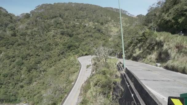 Крутая Извилистая Дорога Ведущая Вдоль Горного Перевала Serra Rocinha Бразилии — стоковое видео