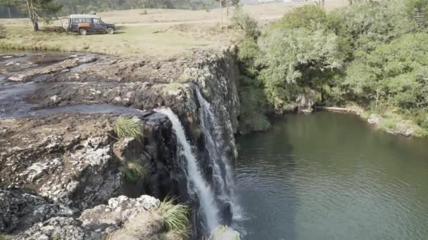 Pequena Cachoeira Caindo Sobre Borda Algumas Rochas Planalto Brasil Perto — Vídeo de Stock