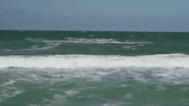 Κύματα Σύνθλιψη Στην Ακτή Στην Όμορφη Και Ειδυλλιακή Παραλία Λευκή — Αρχείο Βίντεο