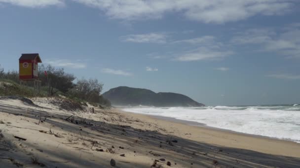 ブラジル大西洋の海岸のフロリアノリポリス近くのイルハサンタカタリーナの熱帯風景に沿って美しくてかわいい白い砂浜で海岸を粉砕する波 — ストック動画