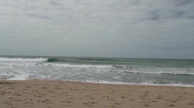 Brezilya 'nın Santa Catarina adasındaki Atlantik okyanusunun tropikal kıyı şeridi boyunca Florianopolis yakınlarındaki Lagoinha do Leste' nin el değmemiş ve tenha beyaz kumlu plajı..