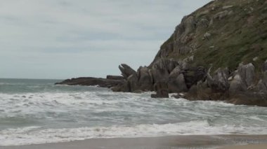 Brezilya 'nın Santa Catarina adasındaki Atlantik okyanusunun tropikal kıyı şeridi boyunca Florianopolis yakınlarındaki Lagoinha do Leste' nin el değmemiş ve tenha beyaz kumlu plajı..