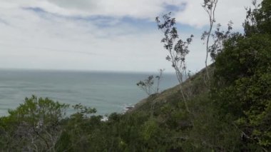 Brezilya 'nın Santa Catarina adasındaki Atlantik okyanusunun tropikal kıyı şeridi boyunca Florianopolis yakınlarındaki Lagoinha do Leste' nin el değmemiş ve tenha beyaz kumlu plajı..