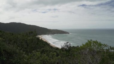 Brezilya 'nın Santa Catarina adasındaki Atlantik okyanusunun tropikal kıyı şeridi boyunca Florianopolis yakınlarındaki Lagoinha do Leste' nin el değmemiş ve tenha beyaz kumlu plajı..